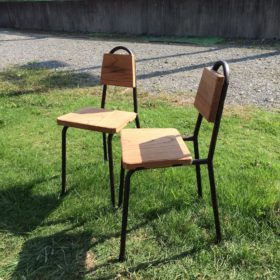 木と鉄の椅子